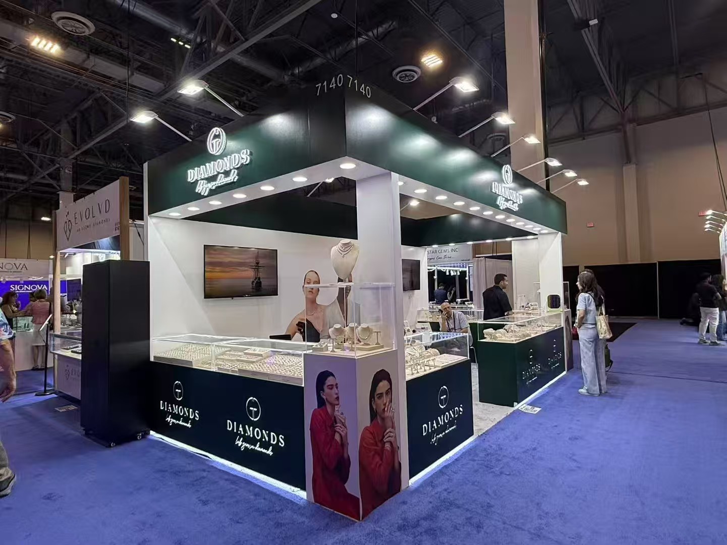 Diamonds stand at JCK